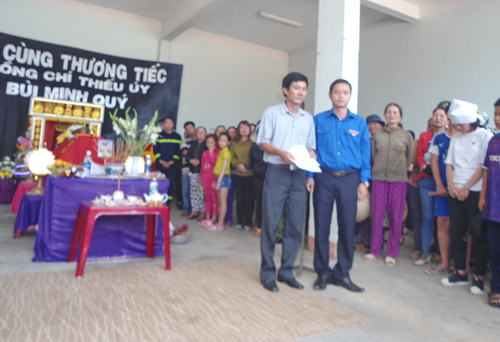 ĐC Nguyễn Hoàng Phong trao tặng quyết định truy tặng huy hiệu tuổi trẻ dũng cảm cho gia đình ĐC Quý.